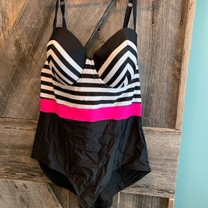 💕 Pink & Black Torrid swimsuit